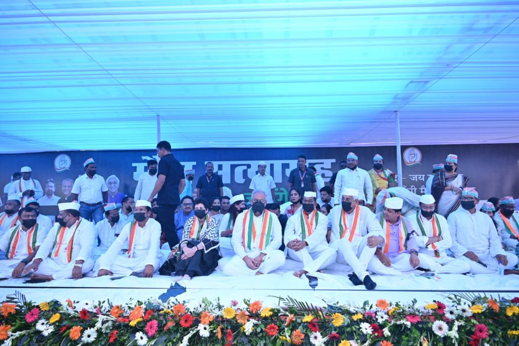 रायपुर: राहुल गांधी के समर्थन में कांग्रेस का मौन सत्याग्रह, केंद्र सरकार के खिलाफ खोला मोर्चा 6 20230712 194002