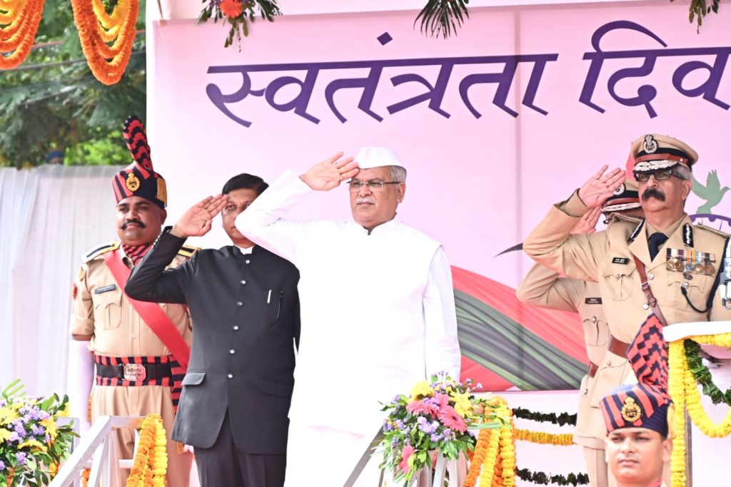 CM भूपेश बघेल ने किए ध्वजारोहण, की कई बड़ी घोषणाएं, अब छेड़छाड़ के आरोपियों को नहीं मिलेगी सरकारी नौकरी 7 20230815 140121