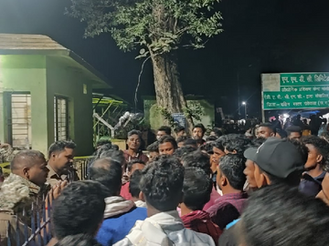 NMDC के खिलाफ जनसुनवाई शून्य, ग्रामीणों ने दंतेवाड़ा-बचेली मार्ग 11 घंटे बाद खोला, शुरू हुई वाहनों की आवाजाही 5 img 20230912