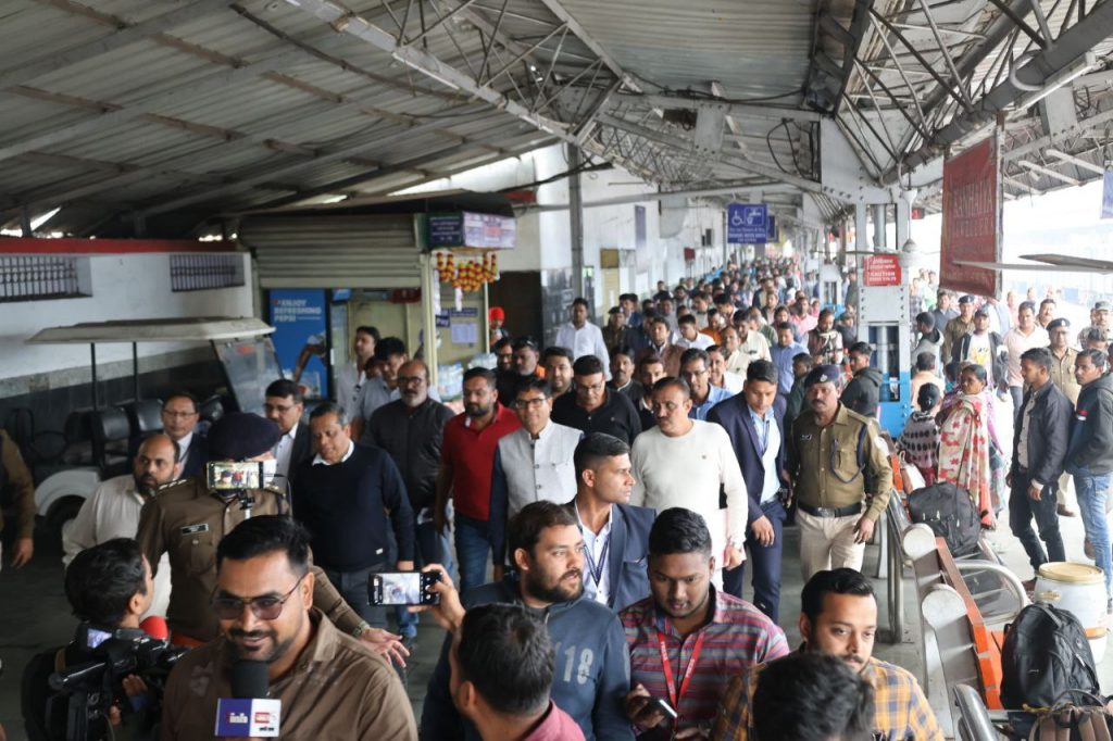 रायगढ़ रेलवे स्टेशन जंक्शन के रूप में जाना जाएगा, मंत्री ओपी चौधरी ने DRM के साथ किया निरीक्षण, यात्रियों को मिलेगी आधुनिक सुविधाएं 1 20240119 204725