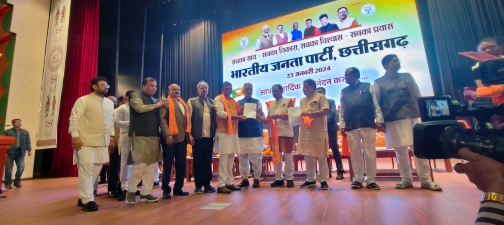 छत्तीसगढ़: AAP के उपाध्यक्ष सहित 250 कार्यकर्ता BJP में शामिल, अखंड लोकतांत्रिक पार्टी का भी विलय 1 20240123 214033