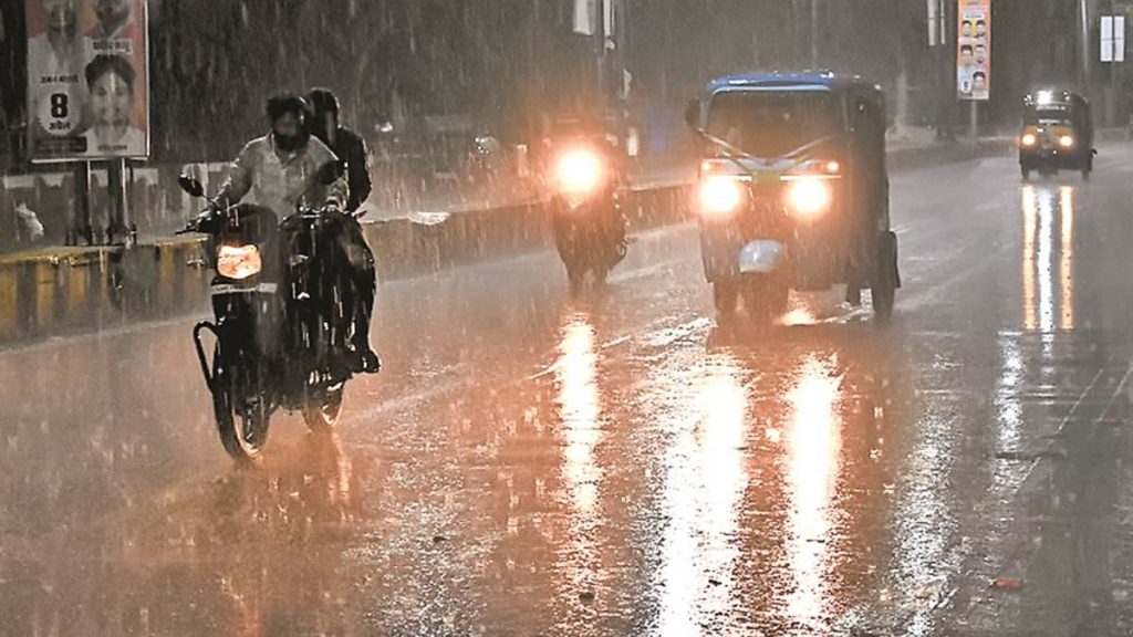 छत्तीसगढ़: तेज बारिश के साथ गिरे ओले, 11 अप्रैल तक बारिश का अलर्ट, दिन का पारा 9 डिग्री तक लुढ़का 1 09 04 2024 weather change in raipur